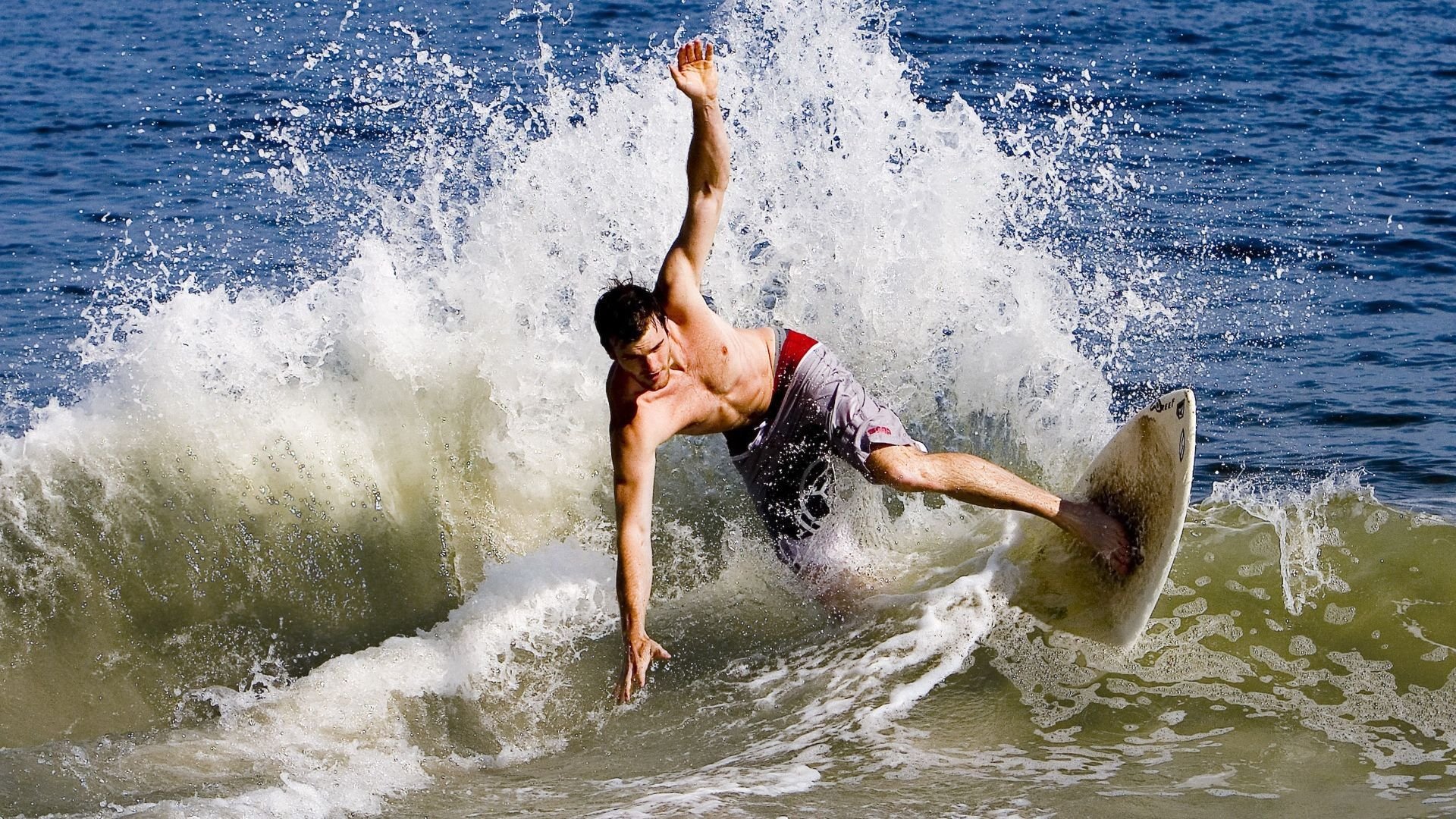 “英超最后几轮：谁能笑到最后？”，英超最后几名降级